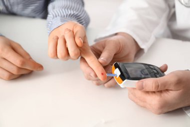Doktor diyabetik hastanın Kliniği, closeup şeker seviyesi ölçümü