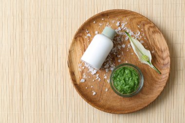 Bambu hasır üzerinde doğal maddeler ile kozmetik