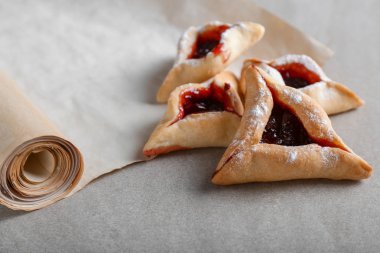 Purim tatil ve Esther kaydırma masada Hamantaschen