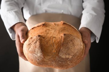 Taze ekmek, closeup adamla