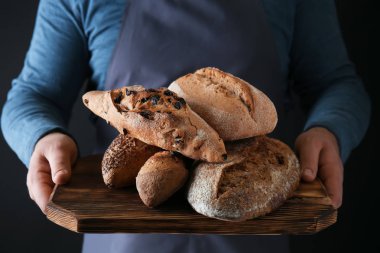 Taze ekmek, closeup adamla