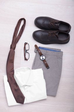 Erkek giyim ve Aksesuar ahşap arka plan üzerinde set