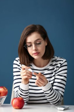 Diyabetik kadın evde mazgal kalemle kan örneği almak