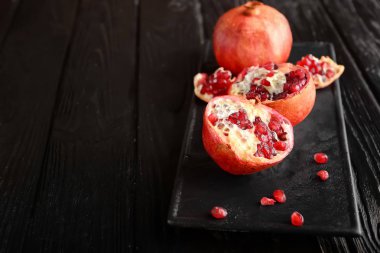 Ahşap masa üzerinde lezzetli nar