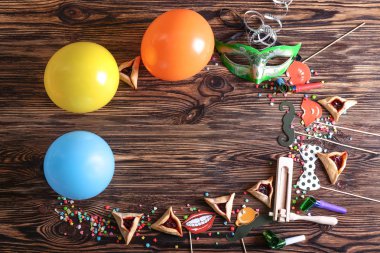Ahşap masa üzerinde metin için yer ile Purim tatil için kompozisyon
