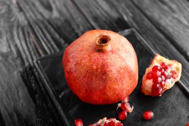 Ahşap masa üzerinde lezzetli nar