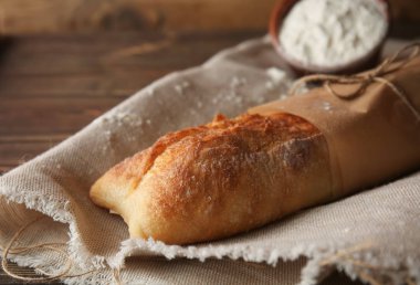 Ahşap arka planda bir somun taze ekmek