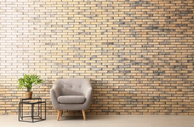 Rahat koltuk ve masa duvara yakın