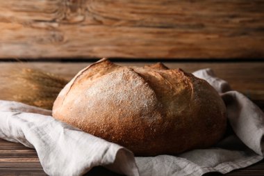 Ahşap arka planda bir somun taze ekmek