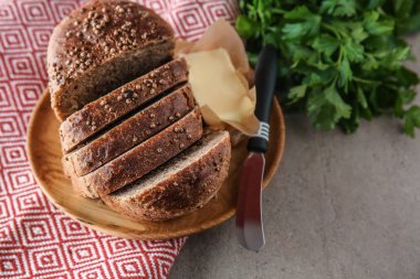 Masada kesilmiş taze ekmek ile plaka