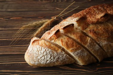 Ahşap arka plan üzerinde taze ekmek kesme