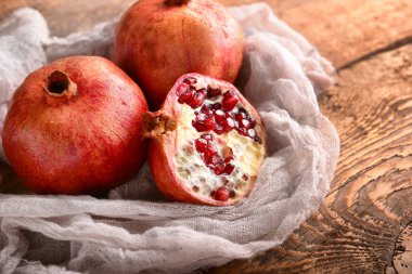 Ahşap masa üzerinde lezzetli nar