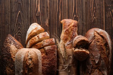 Ahşap arka plan üzerinde farklı taze ekmek