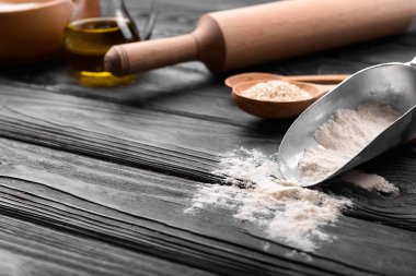 Mutfak eşyası ve masada ekmek yapmak için malzemeler