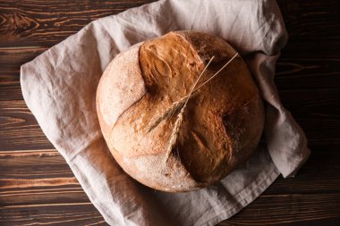 Ahşap arka planda bir somun taze ekmek