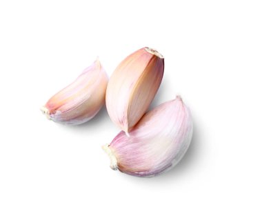 Beyaz arkaplanda sarımsak karanfilleri