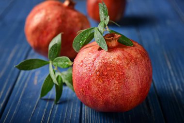 Olgun nar rengi ahşap tablo