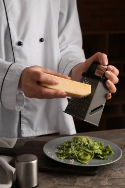 Şef peynir ile lezzetli mantı plaka üzerinde ızgara