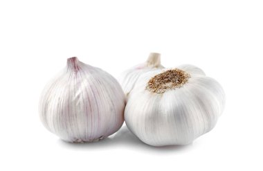 Beyaz arka planda taze sarımsak