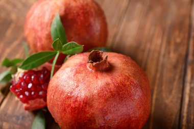 Tahta masada olgun nar.