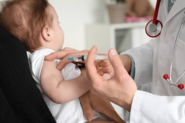 Küçük bebek iğne Kliniği veren çocuk doktoru
