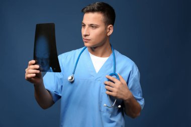 Erkek Doktor X-Ray görüntü renk arka plan üzerinde eğitim