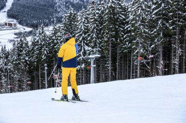 Sportif kayakçı kış Resort