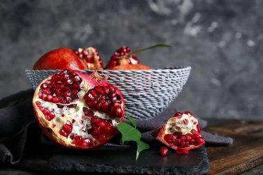 Masada lezzetli olgun nar