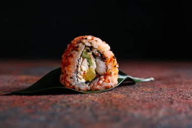 Lezzetli suşi rulo yaprak ile renk tablosu