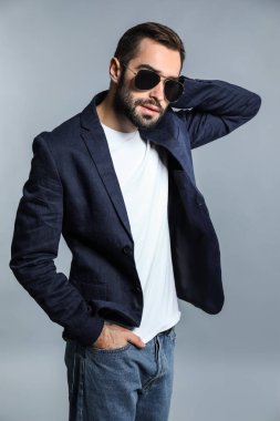 Gri arka plan üzerinde moda yakışıklı