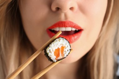 Kadın yemek lezzetli suşi roll, portre