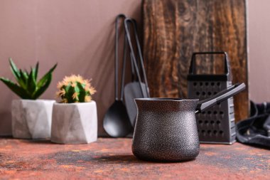 Sos pot mutfak masasında