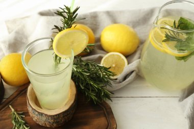 Cam masa üzerinde taze limonata
