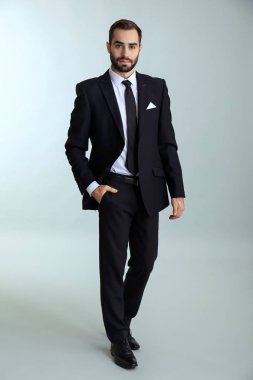 Işık arka plan resmi kıyafetler moda yakışıklı