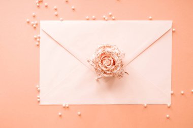 Güzel çiçek ve inciler renk arka plan üzerinde olan kağıt zarf