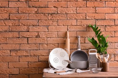 Mutfak eşyaları yakınındaki duvara masada kümesi