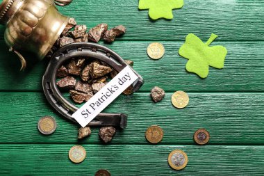 At nalı ve cin'ın hazine ahşap arka plan üzerinde St Patrick's günü kompozisyonu