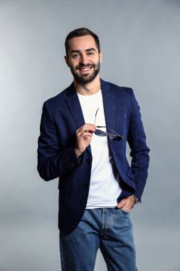 Gri arka plan üzerinde moda yakışıklı