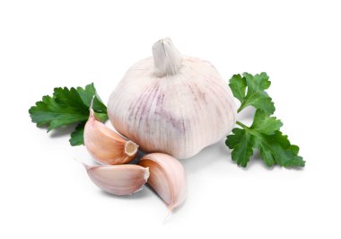 Beyaz arka planda taze sarımsak