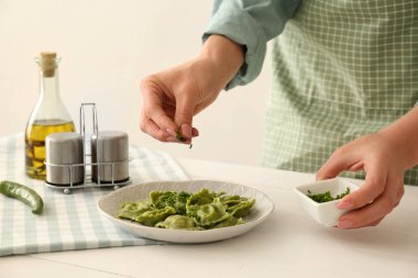 Otlar ile plaka üzerinde lezzetli mantı yağmurlama Şef