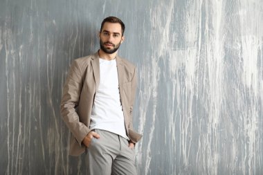 Grunge duvarının yakınında şık yakışıklı