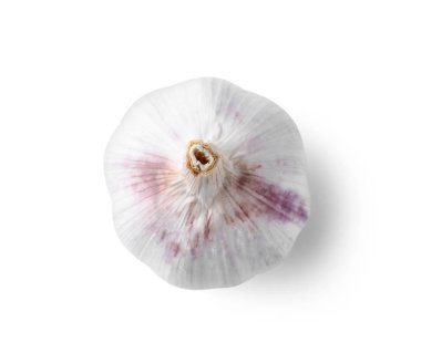 Beyaz arka planda taze sarımsak