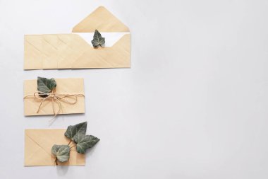 Kağıt zarf üzerinde açık renkli floral dekorlu