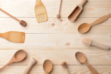 Mutfak eşyaları ahşap arka plan üzerinde çerçeve yapılmış