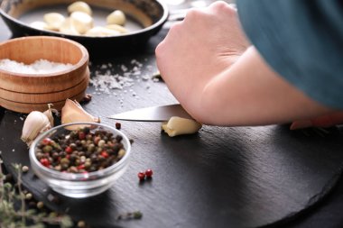 Kadın kesme taze sarımsak masada, portre