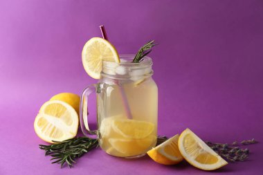 Mason kavanoza renk arka plan üzerinde taze limonata