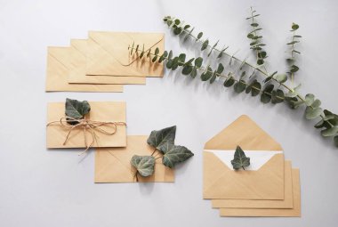 Kağıt zarf üzerinde açık renkli floral dekorlu