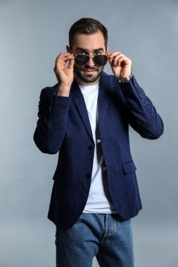 Gri arka plan üzerinde moda yakışıklı