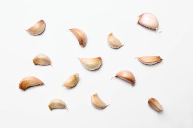 Beyaz arkaplanda sarımsak karanfilleri