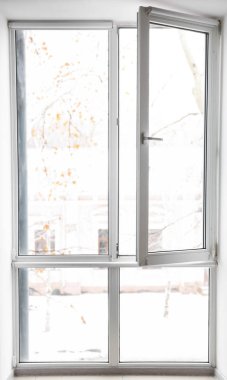 Dairede modern metal-plastik pencere